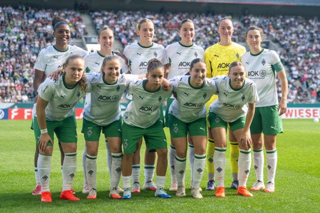 Die Mannschaft aus Moenchengladbach stellt sich zum Foto. Borussia Moenchengladbach vs. FC Bayern Muenchen, Fussball, DFB-Pokal Frauen, Erste Runde, Saison 2026 2027, 27.09.2026 DFL DFB Regulations prohibit any use of Photographs as image sequences and or Quasivideo Borussia Moenchengladbach vs. FC Bayern Muenchen, Fussball, DFB-Pokal Frauen, Erste Runde, Saison 2026 2027, 27.09.2026 Moenchengladbach Copyright: xEibner-Pressefoto ThomasxHaeslerx EP_THR