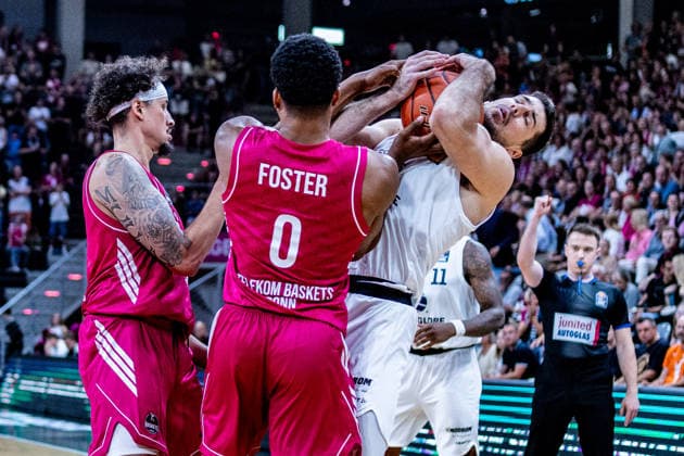 Jure Planinic (SYNTAINICS MBC, 44) vs den ehemaligen Spieler von SYNTAINICS MBC, Marcus Foster (Telekom Baskets Bonn, 00) und Michael Kessens (Telekom Baskets Bonn, 06) Telekom Baskets Bonn vs. SYNTAINICS MBC, Basketball, easy Credit BBL, 03. Spieltag, 2026 2027, 27.09.2026 Telekom Baskets Bonn vs. SYNTAINICS MBC, Basketball, easy Credit BBL, 03. Spieltag, 2026 2027, 27.09.2026 Bonn Copyright: xEibner-Pressefoto GerhardxWingenderx EP_GWR