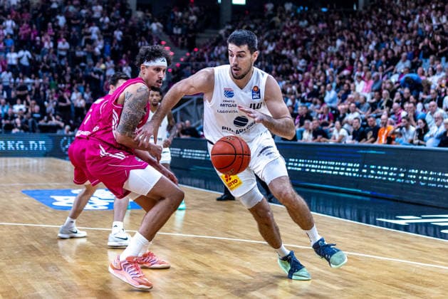 Jure Planinic (SYNTAINICS MBC, 44) vs Michael Kessens (Telekom Baskets Bonn, 06) Telekom Baskets Bonn vs. SYNTAINICS MBC, Basketball, easy Credit BBL, 03. Spieltag, 2026 2027, 27.09.2026 Telekom Baskets Bonn vs. SYNTAINICS MBC, Basketball, easy Credit BBL, 03. Spieltag, 2026 2027, 27.09.2026 Bonn Copyright: xEibner-Pressefoto GerhardxWingenderx EP_GWR