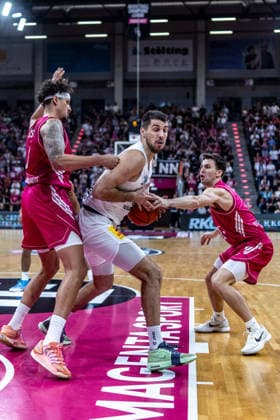 Jure Planinic (SYNTAINICS MBC, 44) vs Michael Kessens (Telekom Baskets Bonn, 06), Grayson Murphy (Telekom Baskets Bonn, 07) Telekom Baskets Bonn vs. SYNTAINICS MBC, Basketball, easy Credit BBL, 03. Spieltag, 2026 2027, 27.09.2026 Telekom Baskets Bonn vs. SYNTAINICS MBC, Basketball, easy Credit BBL, 03. Spieltag, 2026 2027, 27.09.2026 Bonn Copyright: xEibner-Pressefoto GerhardxWingenderx EP_GWR