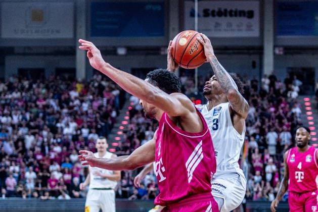 DeLonnie Hunt (SYNTAINICS MBC, 03) vs Joel Aminu (Telekom Baskets Bonn, 21) Telekom Baskets Bonn vs. SYNTAINICS MBC, Basketball, easy Credit BBL, 03. Spieltag, 2026 2027, 27.09.2026 Telekom Baskets Bonn vs. SYNTAINICS MBC, Basketball, easy Credit BBL, 03. Spieltag, 2026 2027, 27.09.2026 Bonn Copyright: xEibner-Pressefoto GerhardxWingenderx EP_GWR