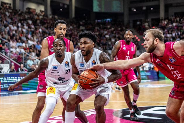 Kris Clyburn (SYNTAINICS MBC, 21), Anthony Gaines (SYNTAINICS MBC, 11) vs Melvin Jostmann (Telekom Baskets Bonn, 12) Telekom Baskets Bonn vs. SYNTAINICS MBC, Basketball, easy Credit BBL, 03. Spieltag, 2026 2027, 27.09.2026 Telekom Baskets Bonn vs. SYNTAINICS MBC, Basketball, easy Credit BBL, 03. Spieltag, 2026 2027, 27.09.2026 Bonn Copyright: xEibner-Pressefoto GerhardxWingenderx EP_GWR