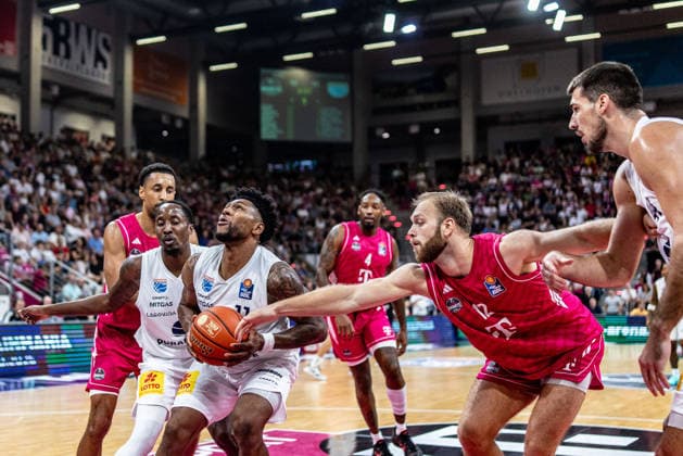 Anthony Gaines (SYNTAINICS MBC, 11) vs Melvin Jostmann (Telekom Baskets Bonn, 12) Telekom Baskets Bonn vs. SYNTAINICS MBC, Basketball, easy Credit BBL, 03. Spieltag, 2026 2027, 27.09.2026 Telekom Baskets Bonn vs. SYNTAINICS MBC, Basketball, easy Credit BBL, 03. Spieltag, 2026 2027, 27.09.2026 Bonn Copyright: xEibner-Pressefoto GerhardxWingenderx EP_GWR