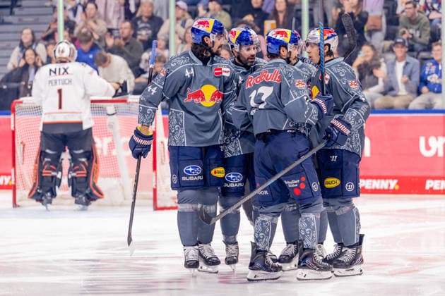 Trevor Carrick (EHC Red Bull Muenchen, 44), Ryan Murphy (EHC Red Bull Muenchen, 24), Yasin Ehliz (EHC Red Bull Muenchen, 42) und Lucas Thaler (EHC Red Bull Muenchen, 48) bejubel mit Taro Hirose (EHC Red Bull Muenchen, 17) dessen Tor zum 1:0 GER, EHC Red Bull Muenchen vs. Loewen Frankfurt Eishockey, DEL, Saison 2026 2027, 4. Spieltag, 27.09.2026. Foto: HMB Media Heike Feiner Copyright: HMBxMedia HeikexFeiner