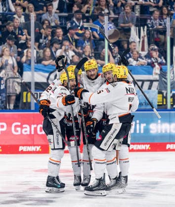 Cameron Brace (Loewen Frankfurt, 86), Konrad Abeltshauser (Loewen Frankfurt, 16), Daniel Pfaffengut (Loewen Frankfurt, 77) und Bjoern Krupp (Loewen Frankfurt, 05) bejubeln mit Timo Kose (Loewen Frankfurt, 22) dessen Tor zum 1:1 - Ausgleich GER, EHC Red Bull Muenchen vs. Loewen Frankfurt Eishockey, DEL, Saison 2026 2027, 4. Spieltag, 27.09.2026. Foto: HMB Media Heike Feiner Copyright: HMBxMedia HeikexFeiner