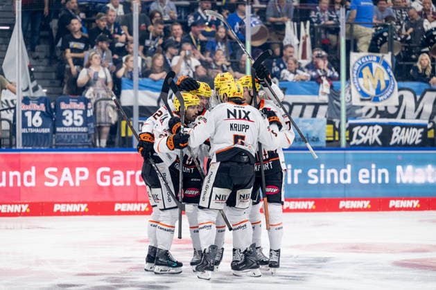 Cameron Brace (Loewen Frankfurt, 86), Konrad Abeltshauser (Loewen Frankfurt, 16), Daniel Pfaffengut (Loewen Frankfurt, 77) und Bjoern Krupp (Loewen Frankfurt, 05) bejubeln mit Timo Kose (Loewen Frankfurt, 22) dessen Tor zum 1:1 - Ausgleich GER, EHC Red Bull Muenchen vs. Loewen Frankfurt Eishockey, DEL, Saison 2026 2027, 4. Spieltag, 27.09.2026. Foto: HMB Media Heike Feiner Copyright: HMBxMedia HeikexFeiner