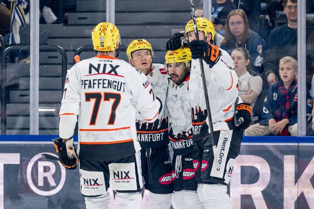 Daniel Pfaffengut (Loewen Frankfurt, 77), Maksim Matushkin (Loewen Frankfurt, 52) und Konrad Abeltshauser (Loewen Frankfurt, 16) bejubeln mit Cameron Brace (Loewen Frankfurt, 86) dessen Tor zum 1:2 GER, EHC Red Bull Muenchen vs. Loewen Frankfurt Eishockey, DEL, Saison 2026 2027, 4. Spieltag, 27.09.2026. Foto: HMB Media Heike Feiner Copyright: HMBxMedia HeikexFeiner