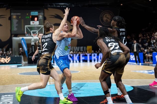 Arthur Konontsuk (Nr. 34 Rostock Seawolves) gegen Benny Schroeder (Nr. 2 Basketball Loewen Braunschweig) und Tajh Green (Nr. 55 Basketball Loewen Braunschweig) GER, Basketball Loewen Braunschweig gegen Rostock Seawolves, Basketball, easyCredit BBL, Woche 3, Spielzeit 2026 27, 27.09.2026 GER, Basketball Loewen Braunschweig gegen Rostock Seawolves, Basketball, easyCredit BBL, Woche 3, Spielzeit 2026 27, 27.09.2026 Braunschweig Copyright: xEibner-Pressefoto DanielxREINELTx EP_DRT