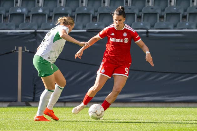 Zweikampf zwischen Sam Drissen (Borussia Moenchengladbach, 15) und Jovana Damnjanovic (FC Bayern Muenchen, 09). Borussia Moenchengladbach vs. FC Bayern Muenchen, Fussball, DFB-Pokal Frauen, Erste Runde, Saison 2026 2027, 27.09.2026 DFL DFB Regulations prohibit any use of Photographs as image sequences and or Quasivideo Borussia Moenchengladbach vs. FC Bayern Muenchen, Fussball, DFB-Pokal Frauen, Erste Runde, Saison 2026 2027, 27.09.2026 Moenchengladbach Copyright: xEibner-Pressefoto ThomasxHaeslerx EP_THR