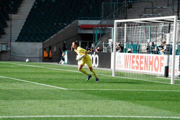 Deutschland, Fußball DFB - Pokal Frauen 2026 2027, 1. Runde - Borussia Mönchengladbach vs FC Bayern München (ista - Borussia - Park): Fernschuss, Schuss, Sarah Mattner-Trembleau (Bayern München, 11), Chance, Torschuss, Parade, Luisa Palmen (Borussia Mönchengladbach, 23) Copyright: xThiemoxRudolphx