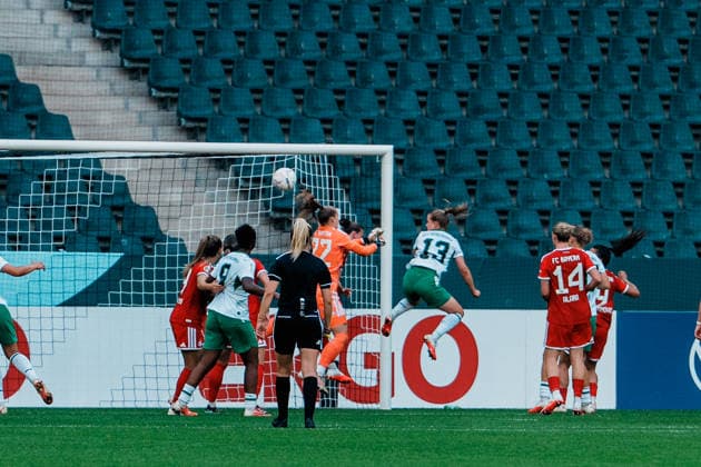 Deutschland, Fußball DFB - Pokal Frauen 2026 2027, 1. Runde - Borussia Mönchengladbach vs FC Bayern München (ista - Borussia - Park): Luca Graf (Borussia Mönchengladbach, 13) Kopfball zum 1 zu 0, Außenseiter, Schuss, Jubel, Tor, Führung, Treffer, Freude, feiern, Emotionen Copyright: xThiemoxRudolphx