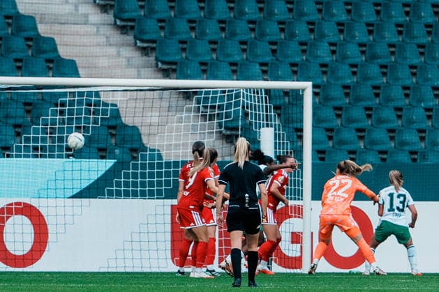 Deutschland, Fußball DFB - Pokal Frauen 2026 2027, 1. Runde - Borussia Mönchengladbach vs FC Bayern München (ista - Borussia - Park): Luca Graf (Borussia Mönchengladbach, 13) Kopfball zum 1 zu 0, Außenseiter, Schuss, Jubel, Tor, Führung, Treffer, Freude, feiern, Emotionen Copyright: xThiemoxRudolphx