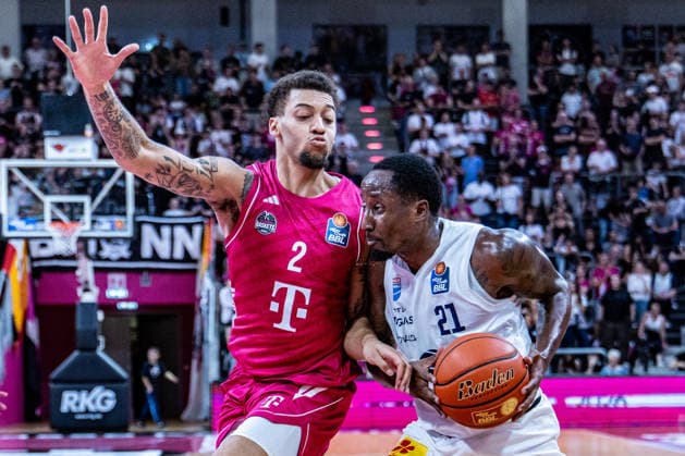 Kris Clyburn (SYNTAINICS MBC, 21) vs Alijah Comithier (Telekom Baskets Bonn, 02) Telekom Baskets Bonn vs. SYNTAINICS MBC, Basketball, easy Credit BBL, 03. Spieltag, 2026 2027, 27.09.2026 Telekom Baskets Bonn vs. SYNTAINICS MBC, Basketball, easy Credit BBL, 03. Spieltag, 2026 2027, 27.09.2026 Bonn Copyright: xEibner-Pressefoto GerhardxWingenderx EP_GWR