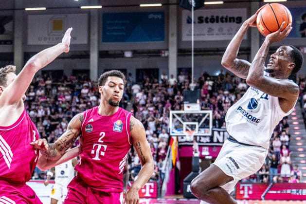 Kris Clyburn (SYNTAINICS MBC, 21) vs bis Alijah Comithier (Telekom Baskets Bonn, 02) Telekom Baskets Bonn vs. SYNTAINICS MBC, Basketball, easy Credit BBL, 03. Spieltag, 2026 2027, 27.09.2026 Telekom Baskets Bonn vs. SYNTAINICS MBC, Basketball, easy Credit BBL, 03. Spieltag, 2026 2027, 27.09.2026 Bonn Copyright: xEibner-Pressefoto GerhardxWingenderx EP_GWR