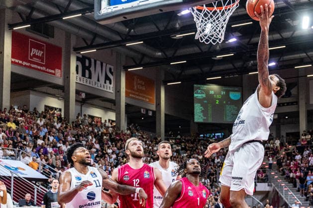 DeLonnie Hunt (SYNTAINICS MBC, 03) am Korb, Anthony Gaines (SYNTAINICS MBC, 11), Melvin Jostmann (Telekom Baskets Bonn, 12), John-Michael Wright (Telekom Baskets Bonn, 01) schauen zu Telekom Baskets Bonn vs. SYNTAINICS MBC, Basketball, easy Credit BBL, 03. Spieltag, 2026 2027, 27.09.2026 Telekom Baskets Bonn vs. SYNTAINICS MBC, Basketball, easy Credit BBL, 03. Spieltag, 2026 2027, 27.09.2026 Bonn Copyright: xEibner-Pressefoto GerhardxWingenderx EP_GWR