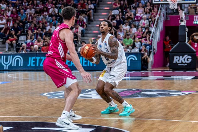 DeLonnie Hunt (SYNTAINICS MBC, 03) vs Grayson Murphy (Telekom Baskets Bonn, 07) Telekom Baskets Bonn vs. SYNTAINICS MBC, Basketball, easy Credit BBL, 03. Spieltag, 2026 2027, 27.09.2026 Telekom Baskets Bonn vs. SYNTAINICS MBC, Basketball, easy Credit BBL, 03. Spieltag, 2026 2027, 27.09.2026 Bonn Copyright: xEibner-Pressefoto GerhardxWingenderx EP_GWR