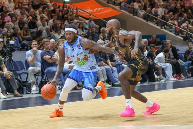 27.09.2026, xgox, Basketball - easyCredit BBL, Basketball Loewen Braunschweig - Rostock Seawolves emspor, v.l. TJ Crockett Jr (Rostock, 0), Sheldon Edwards (Braunschweig, 13) Zweikampf, Duell, Kampf, tackle Braunschweig