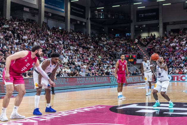 DeLonnie Hunt (SYNTAINICS MBC, 03), Leon Kratzer (Telekom Baskets Bonn, 22), Joel Aminu (Telekom Baskets Bonn, 21), Kris Clyburn (SYNTAINICS MBC, 21) Telekom Baskets Bonn vs. SYNTAINICS MBC, Basketball, easy Credit BBL, 03. Spieltag, 2026 2027, 27.09.2026 Telekom Baskets Bonn vs. SYNTAINICS MBC, Basketball, easy Credit BBL, 03. Spieltag, 2026 2027, 27.09.2026 Bonn Copyright: xEibner-Pressefoto GerhardxWingenderx EP_GWR