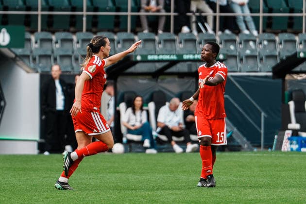 Deutschland, Fußball DFB - Pokal Frauen 2026 2027, 1. Runde - Borussia Mönchengladbach vs FC Bayern München (ista - Borussia - Park): 1 zu 1 Ausgleich durch Vanessa Gilles (Bayern München, 2) nach Ecke, Jubel, Tor, Freude, feiern, Spass, Emotionen, Handschlag mit Bernadette Amani (Bayern München, 15) Copyright: xThiemoxRudolphx