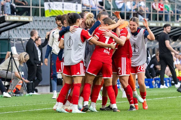 Die Muenchener Spielerinnen bejubeln das Tor zum 2:1. Borussia Moenchengladbach vs. FC Bayern Muenchen, Fussball, DFB-Pokal Frauen, Erste Runde, Saison 2026 2027, 27.09.2026 DFL DFB Regulations prohibit any use of Photographs as image sequences and or Quasivideo Borussia Moenchengladbach vs. FC Bayern Muenchen, Fussball, DFB-Pokal Frauen, Erste Runde, Saison 2026 2027, 27.09.2026 Moenchengladbach Copyright: xEibner-Pressefoto ThomasxHaeslerx EP_THR