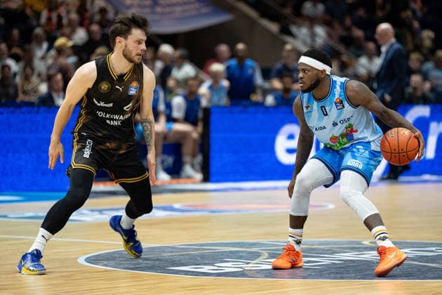 TJ Crockett Jr. (Nr. 0 Rostock Seawolves) gegen Ferdinand Zylka (Nr. 6 Basketball Loewen Braunschweig) GER, Basketball Loewen Braunschweig gegen Rostock Seawolves, Basketball, easyCredit BBL, Woche 3, Spielzeit 2026 27, 27.09.2026 GER, Basketball Loewen Braunschweig gegen Rostock Seawolves, Basketball, easyCredit BBL, Woche 3, Spielzeit 2026 27, 27.09.2026 Braunschweig Copyright: xEibner-Pressefoto DanielxREINELTx EP_DRT