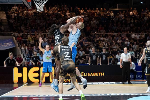 Bent Leuchten (Nr. 51 Rostock Seawolves) wird von Tajh Green (Nr. 55 Basketball Loewen Braunschweig) gefoult neben Benny Schroeder (Nr. 2 Basketball Loewen Braunschweig) GER, Basketball Loewen Braunschweig gegen Rostock Seawolves, Basketball, easyCredit BBL, Woche 3, Spielzeit 2026 27, 27.09.2026 GER, Basketball Loewen Braunschweig gegen Rostock Seawolves, Basketball, easyCredit BBL, Woche 3, Spielzeit 2026 27, 27.09.2026 Braunschweig Copyright: xEibner-Pressefoto DanielxREINELTx EP_DRT
