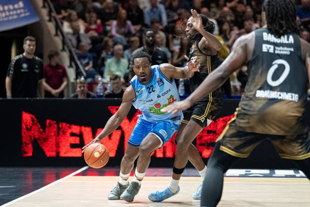 Jonathan Stove (Nr. 22 Rostock Seawolves) gegen Tajh Green (Nr. 55 Basketball Loewen Braunschweig) GER, Basketball Loewen Braunschweig gegen Rostock Seawolves, Basketball, easyCredit BBL, Woche 3, Spielzeit 2026 27, 27.09.2026 GER, Basketball Loewen Braunschweig gegen Rostock Seawolves, Basketball, easyCredit BBL, Woche 3, Spielzeit 2026 27, 27.09.2026 Braunschweig Copyright: xEibner-Pressefoto DanielxREINELTx EP_DRT