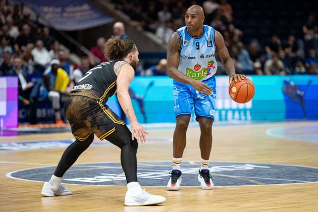 DeAndre Lansdowne (Nr. 9 Rostock Seawolves) gegen Devin Askew (Nr. 5 Basketball Loewen Braunschweig) GER, Basketball Loewen Braunschweig gegen Rostock Seawolves, Basketball, easyCredit BBL, Woche 3, Spielzeit 2026 27, 27.09.2026 GER, Basketball Loewen Braunschweig gegen Rostock Seawolves, Basketball, easyCredit BBL, Woche 3, Spielzeit 2026 27, 27.09.2026 Braunschweig Copyright: xEibner-Pressefoto DanielxREINELTx EP_DRT