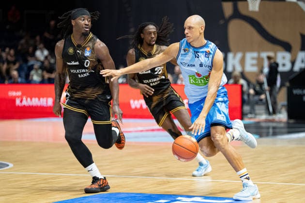Robin Amaize (Nr. 15 Rostock Seawolves) gegen Zaba Bangala (Nr. 0 Basketball Loewen Braunschweig) vor Tajh Green (Nr. 55 Basketball Loewen Braunschweig) GER, Basketball Loewen Braunschweig gegen Rostock Seawolves, Basketball, easyCredit BBL, Woche 3, Spielzeit 2026 27, 27.09.2026 GER, Basketball Loewen Braunschweig gegen Rostock Seawolves, Basketball, easyCredit BBL, Woche 3, Spielzeit 2026 27, 27.09.2026 Braunschweig Copyright: xEibner-Pressefoto DanielxREINELTx EP_DRT