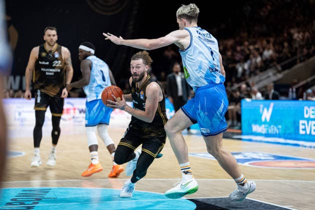 Devin Askew (Nr. 5 Basketball Loewen Braunschweig) gegen Philipp Hartwich (Nr. 7 Rostock Seawolves) GER, Basketball Loewen Braunschweig gegen Rostock Seawolves, Basketball, easyCredit BBL, Woche 3, Spielzeit 2026 27, 27.09.2026 GER, Basketball Loewen Braunschweig gegen Rostock Seawolves, Basketball, easyCredit BBL, Woche 3, Spielzeit 2026 27, 27.09.2026 Braunschweig Copyright: xEibner-Pressefoto DanielxREINELTx EP_DRT
