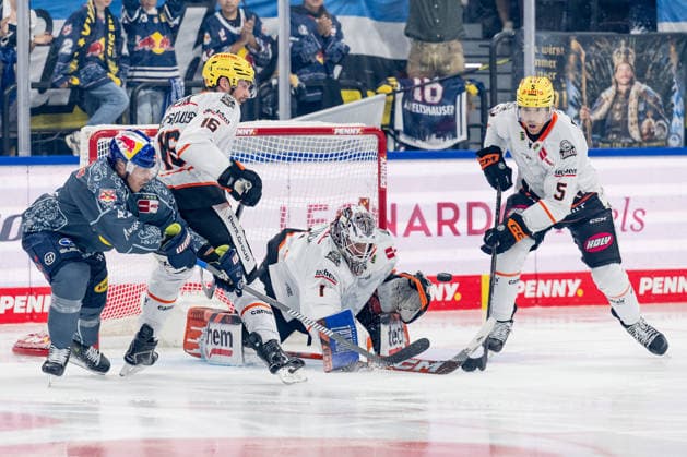 Yasin Ehliz (EHC Red Bull Muenchen, 42) vepasst gegen Konrad Abeltshauser (Loewen Frankfurt, 16), Nico Pertuch (Torwart, Loewen Frankfurt, 01) und Bjoern Krupp (Loewen Frankfurt, 05) GER, EHC Red Bull Muenchen vs. Loewen Frankfurt Eishockey, DEL, Saison 2026 2027, 4. Spieltag, 27.09.2026. Foto: HMB Media Heike Feiner Copyright: HMBxMedia HeikexFeiner