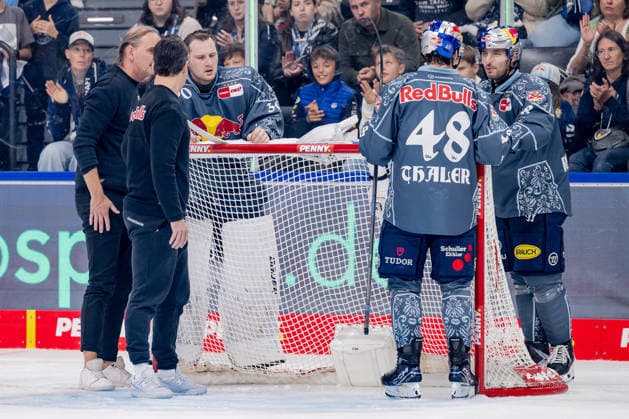 Antoine Bibeau (Torwart, EHC Red Bull Muenchen, 30) musste nach einem Foul an ihm behandelt werden, rechts Lucas Thaler (EHC Red Bull Muenchen, 48) und Yasin Ehliz (EHC Red Bull Muenchen, 42) GER, EHC Red Bull Muenchen vs. Loewen Frankfurt Eishockey, DEL, Saison 2026 2027, 4. Spieltag, 27.09.2026. Foto: HMB Media Heike Feiner Copyright: HMBxMedia HeikexFeiner