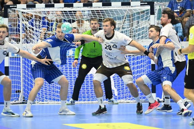 27.09.2026,GER, Handball, Herren, Opel HBL, Saison 2026 2027, 6. Spieltag, VfL Gummersbach vs. Bergischer HC Christopher Rudeck Torwart (BHC 1), Tom Bergner (BHC 28), Kay Smits (VfL Gummersbach 31), DFB DFL regulations prohibit any use of photographs as image sequences and or quasi-video Gummersbach SCHWALBE arena NRW Deutschland Germany Copyright: xNordphoto Meuterx