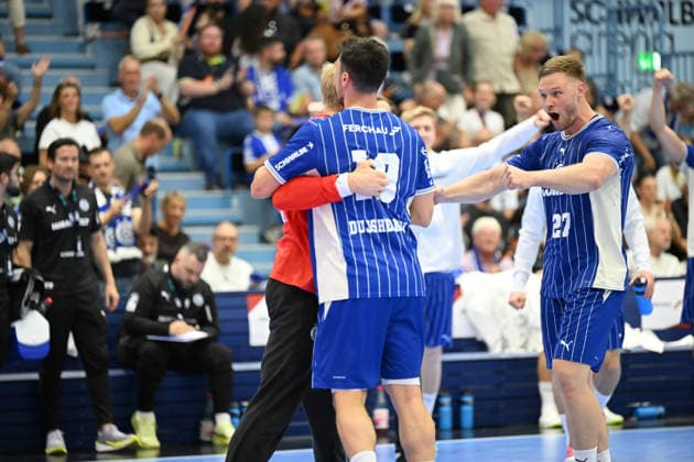 27.09.2026,GER, Handball, Herren, Opel HBL, Saison 2026 2027, 6. Spieltag, VfL Gummersbach vs. Bergischer HC Kristjan Horžen (VfL Gummersbach 27), Alex Dujshebaev (VfL Gummersbach 10), Bertram Obling (VfL Gummersbach 16), freuen sich ueber einen gehaltenen 7 Meter DFB DFL regulations prohibit any use of photographs as image sequences and or quasi-video Gummersbach SCHWALBE arena NRW Deutschland Germany Copyright: xNordphoto Meuterx