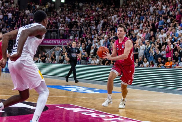 Grayson Murphy (Telekom Baskets Bonn, 07) vs Boris Clyburn (SYNTAINICS MBC, 21) Telekom Baskets Bonn vs. SYNTAINICS MBC, Basketball, easy Credit BBL, 03. Spieltag, 2026 2027, 27.09.2026 Telekom Baskets Bonn vs. SYNTAINICS MBC, Basketball, easy Credit BBL, 03. Spieltag, 2026 2027, 27.09.2026 Bonn Copyright: xEibner-Pressefoto GerhardxWingenderx EP_GWR