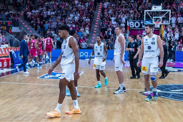 Die Spieler der SYNTAINICS MBC, Kris Clyburn (SYNTAINICS MBC, 21), DeLonnie Hunt (SYNTAINICS MBC, 03), Jure Planinic (SYNTAINICS MBC, 44) und Boris Simanic (SYNTAINICS MBC, 22) gehen nach der Niederlage enttaeuscht vom Feld Telekom Baskets Bonn vs. SYNTAINICS MBC, Basketball, easy Credit BBL, 03. Spieltag, 2026 2027, 27.09.2026 Telekom Baskets Bonn vs. SYNTAINICS MBC, Basketball, easy Credit BBL, 03. Spieltag, 2026 2027, 27.09.2026 Bonn Copyright: xEibner-Pressefoto GerhardxWingenderx EP_GWR