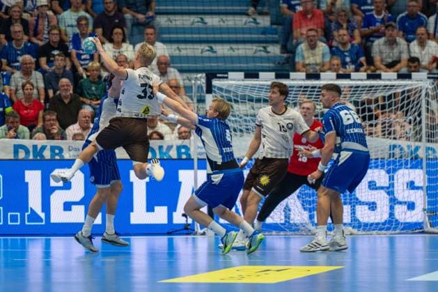 Zeb Bjerneld, (Bergischer Handball-Club 06 33), Ellidi Snaer Vidarsson, Kreislaeufer, (VfL Gummersbach 4), Lars Kooij, Kreislaeufer (Bergischer Handball-Club 06 15), Štěpan Zeman, Kreislaeufer, (VfL Gummersbach 66), Bertram Obling, Torwart, (VfL Gummersbach 16), VfL Gummersbach vs. Bergischer Handball Club 06, Opel Handball Bundesliga, Herren , 6. Spieltag, 27.09.2026 Gummersbach NRW Deutschland