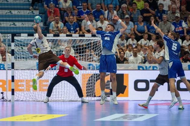 Fynn Hangstein, Rueckraum (Bergischer Handball-Club 06 10), Bertram Obling, Torwart, (VfL Gummersbach 16), Štěpan Zeman, Kreislaeufer, (VfL Gummersbach 66), VfL Gummersbach vs. Bergischer Handball Club 06, Opel Handball Bundesliga, Herren , 6. Spieltag, 27.09.2026 Gummersbach NRW Deutschland