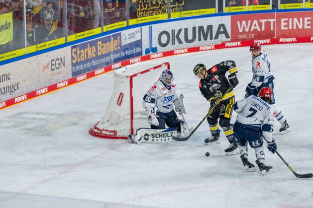 Joacim Eriksson (Schwenninger Wild Wings, 60) Parade gegen Adam Payerl (Krefeld Pinguine, 90) Krefeld Pinguine vs. Schwenninger Wild Wings, Eishockey, PENNY DEL, 4. Spieltag, Spielzeit 2026 2027, 27.09.2026 Krefeld Pinguine vs. Schwenninger Wild Wings, Eishockey, PENNY DEL, 4. Spieltag, Spielzeit 2026 2027, 27.09.2026 Krefeld Copyright: xEibner-Pressefoto LukasxBaldygax EP_LBA