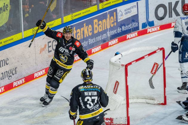 Adam Payerl (Krefeld Pinguine, 90) feiert sein Tor zum 1:1 Ausgleich im 1.Drittel Krefeld Pinguine vs. Schwenninger Wild Wings, Eishockey, PENNY DEL, 4. Spieltag, Spielzeit 2026 2027, 27.09.2026 Krefeld Pinguine vs. Schwenninger Wild Wings, Eishockey, PENNY DEL, 4. Spieltag, Spielzeit 2026 2027, 27.09.2026 Krefeld Copyright: xEibner-Pressefoto LukasxBaldygax EP_LBA