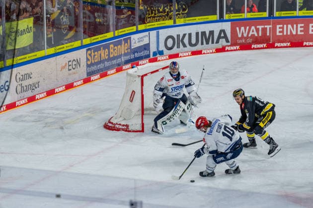 Joacim Eriksson (Schwenninger Wild Wings, 60), Mirko Hoefflin (Schwenninger Wild Wings, 10) im Zweikampf mit Mathew Santos (Krefeld Pinguine, 95) Krefeld Pinguine vs. Schwenninger Wild Wings, Eishockey, PENNY DEL, 4. Spieltag, Spielzeit 2026 2027, 27.09.2026 Krefeld Pinguine vs. Schwenninger Wild Wings, Eishockey, PENNY DEL, 4. Spieltag, Spielzeit 2026 2027, 27.09.2026 Krefeld Copyright: xEibner-Pressefoto LukasxBaldygax EP_LBA