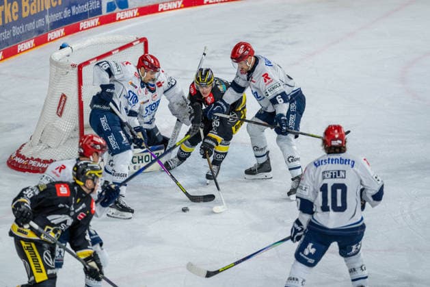 Kampf vor dem Tor von Joacim Eriksson (Schwenninger Wild Wings, 60), Luca Hauf (Krefeld Pinguine, 85) und Arkadiusz Dziambor (Schwenninger Wild Wings, 16) stechen nach dem Puck, Alex Peters (Schwenninger Wild Wings, 06) Krefeld Pinguine vs. Schwenninger Wild Wings, Eishockey, PENNY DEL, 4. Spieltag, Spielzeit 2026 2027, 27.09.2026 Krefeld Pinguine vs. Schwenninger Wild Wings, Eishockey, PENNY DEL, 4. Spieltag, Spielzeit 2026 2027, 27.09.2026 Krefeld Copyright: xEibner-Pressefoto LukasxBaldygax EP_LBA