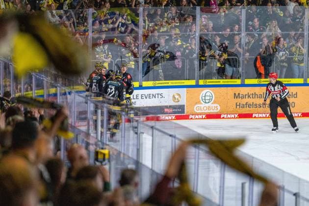 Torjubel von Krefeld Pinguine nach dem 2:1 im 1.Drittel Krefeld Pinguine vs. Schwenninger Wild Wings, Eishockey, PENNY DEL, 4. Spieltag, Spielzeit 2026 2027, 27.09.2026 Krefeld Pinguine vs. Schwenninger Wild Wings, Eishockey, PENNY DEL, 4. Spieltag, Spielzeit 2026 2027, 27.09.2026 Krefeld Copyright: xEibner-Pressefoto LukasxBaldygax EP_LBA