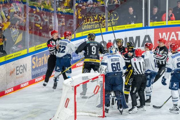 Schlaegerei vor dem Schwenninger Tor Krefeld Pinguine vs. Schwenninger Wild Wings, Eishockey, PENNY DEL, 4. Spieltag, Spielzeit 2026 2027, 27.09.2026 Krefeld Pinguine vs. Schwenninger Wild Wings, Eishockey, PENNY DEL, 4. Spieltag, Spielzeit 2026 2027, 27.09.2026 Krefeld Copyright: xEibner-Pressefoto LukasxBaldygax EP_LBA