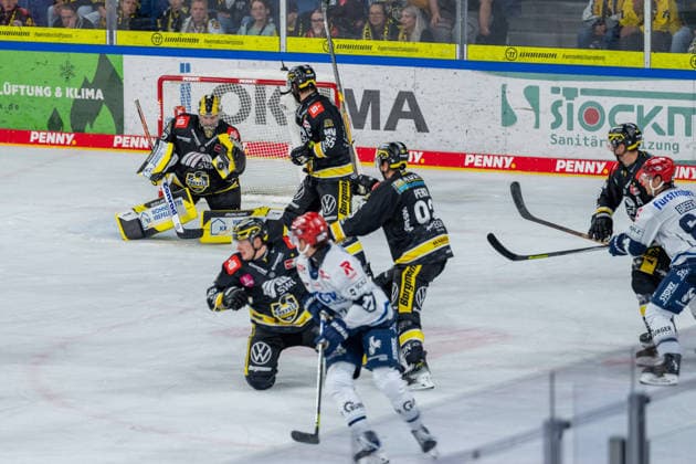 Juha Jatkola (Krefeld Pinguine, 32) mit einer Parade mit dem Fangarm Krefeld Pinguine vs. Schwenninger Wild Wings, Eishockey, PENNY DEL, 4. Spieltag, Spielzeit 2026 2027, 27.09.2026 Krefeld Pinguine vs. Schwenninger Wild Wings, Eishockey, PENNY DEL, 4. Spieltag, Spielzeit 2026 2027, 27.09.2026 Krefeld Copyright: xEibner-Pressefoto LukasxBaldygax EP_LBA