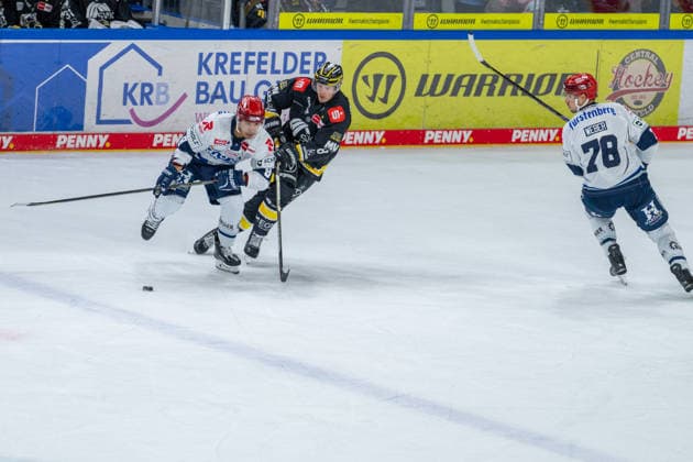Austin Ortega (Schwenninger Wild Wings, 08) im Zweikampf mit Max Gildon (Krefeld Pinguine, 08), Will Weber (Schwenninger Wild Wings, 78) Krefeld Pinguine vs. Schwenninger Wild Wings, Eishockey, PENNY DEL, 4. Spieltag, Spielzeit 2026 2027, 27.09.2026 Krefeld Pinguine vs. Schwenninger Wild Wings, Eishockey, PENNY DEL, 4. Spieltag, Spielzeit 2026 2027, 27.09.2026 Krefeld Copyright: xEibner-Pressefoto LukasxBaldygax EP_LBA