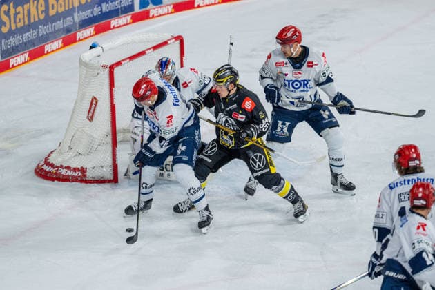 Kampf vor dem Tor von Joacim Eriksson (Schwenninger Wild Wings, 60), Luca Hauf (Krefeld Pinguine, 85) und Arkadiusz Dziambor (Schwenninger Wild Wings, 16) stechen nach dem Puck, Alex Peters (Schwenninger Wild Wings, 06) Krefeld Pinguine vs. Schwenninger Wild Wings, Eishockey, PENNY DEL, 4. Spieltag, Spielzeit 2026 2027, 27.09.2026 Krefeld Pinguine vs. Schwenninger Wild Wings, Eishockey, PENNY DEL, 4. Spieltag, Spielzeit 2026 2027, 27.09.2026 Krefeld Copyright: xEibner-Pressefoto LukasxBaldygax EP_LBA