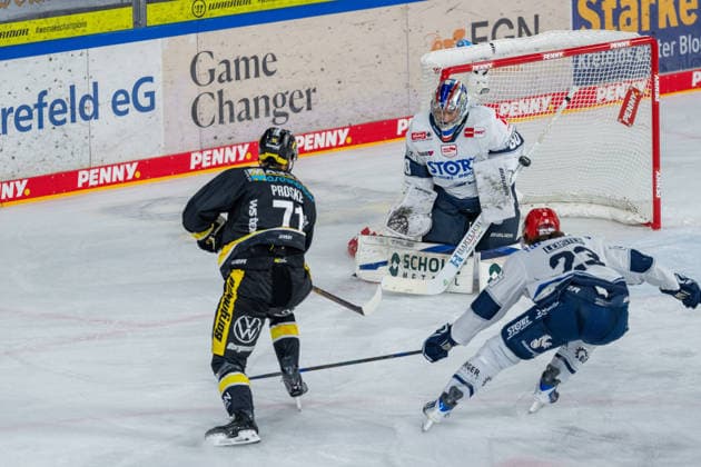 Yannick Proske (Krefeld Pinguine, 71) mit einem Schuss, Joacim Eriksson (Schwenninger Wild Wings, 60) Parade, Reed Lebster (Schwenninger Wild Wings, 23) Krefeld Pinguine vs. Schwenninger Wild Wings, Eishockey, PENNY DEL, 4. Spieltag, Spielzeit 2026 2027, 27.09.2026 Krefeld Pinguine vs. Schwenninger Wild Wings, Eishockey, PENNY DEL, 4. Spieltag, Spielzeit 2026 2027, 27.09.2026 Krefeld Copyright: xEibner-Pressefoto LukasxBaldygax EP_LBA