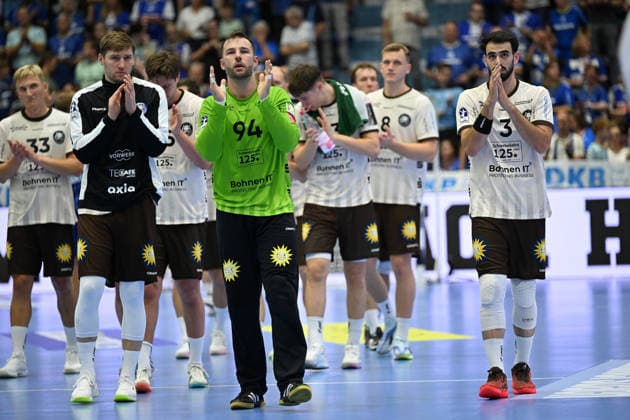 27.09.2026,GER, Handball, Herren, Opel HBL, Saison 2026 2027, 6. Spieltag, VfL Gummersbach vs. Bergischer HC der BHC hat verloren, die Spieler bedanken sich bei den Zuschauern und verlassen traurig die Platte Kristian van der Merwe Torwart (BHC 94), Gabriel da Rocha Viana (BHC 3), Nico Schöttle (BHC 8), Soeren Steinhaus (BHC 53), Zeb Bjerneld (BHC 33), DFB DFL regulations prohibit any use of photographs as image sequences and or quasi-video Gummersbach SCHWALBE arena NRW Deutschland Germany Copyright: xNordphoto Meuterx