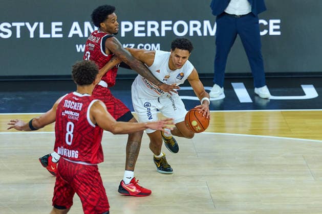Brandon Tischler (Wuerzburg Baskets, 08), Eddie Colbert III (Wuerzburg Baskets, 00), Michael Rataj (ratiopharm ulm, 12) GER, Ratiopharm Ulm vs. Wuerzburg Baskets, Basketball, 1. Bundesliga, 3. Spieltag, Spielzeit 2026 2027, 27.09.2026 GER, Ratiopharm Ulm vs. Wuerzburg Baskets, Basketball, 1. Bundesliga, 3. Spieltag, Spielzeit 2026 2027, 27.09.2026 Neu-Ulm Copyright: xEibner-Pressefoto GeraldxOelze-dexStoppanyx EP_ODS